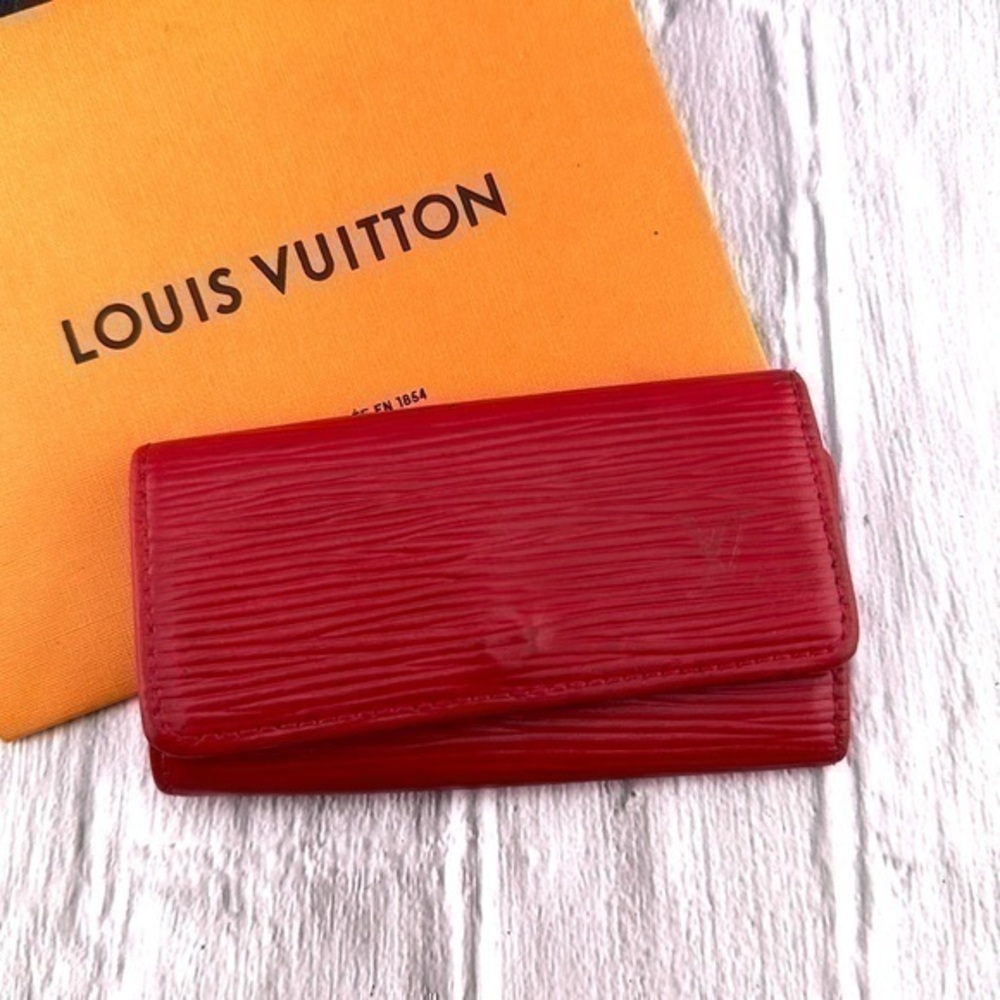 AUTHENTIC Louis Vuitton keycase. Previously owned. Color: Castilian red.
